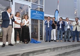 Autoridades ante la placa por la reapertura del pabellón.