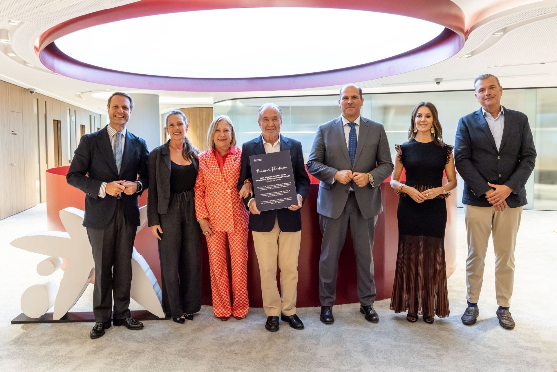 Sanjuán -centro- posa en la sede territorial de la entidad financiera en Canarias, donde recibió su galardón.