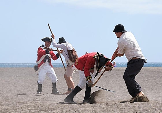 Desembarco de los corsarios ingleses por Gran Tarajal, episodio más popular de la recreación de las batallas de Tamasite y El Cuchillete, en 1740.