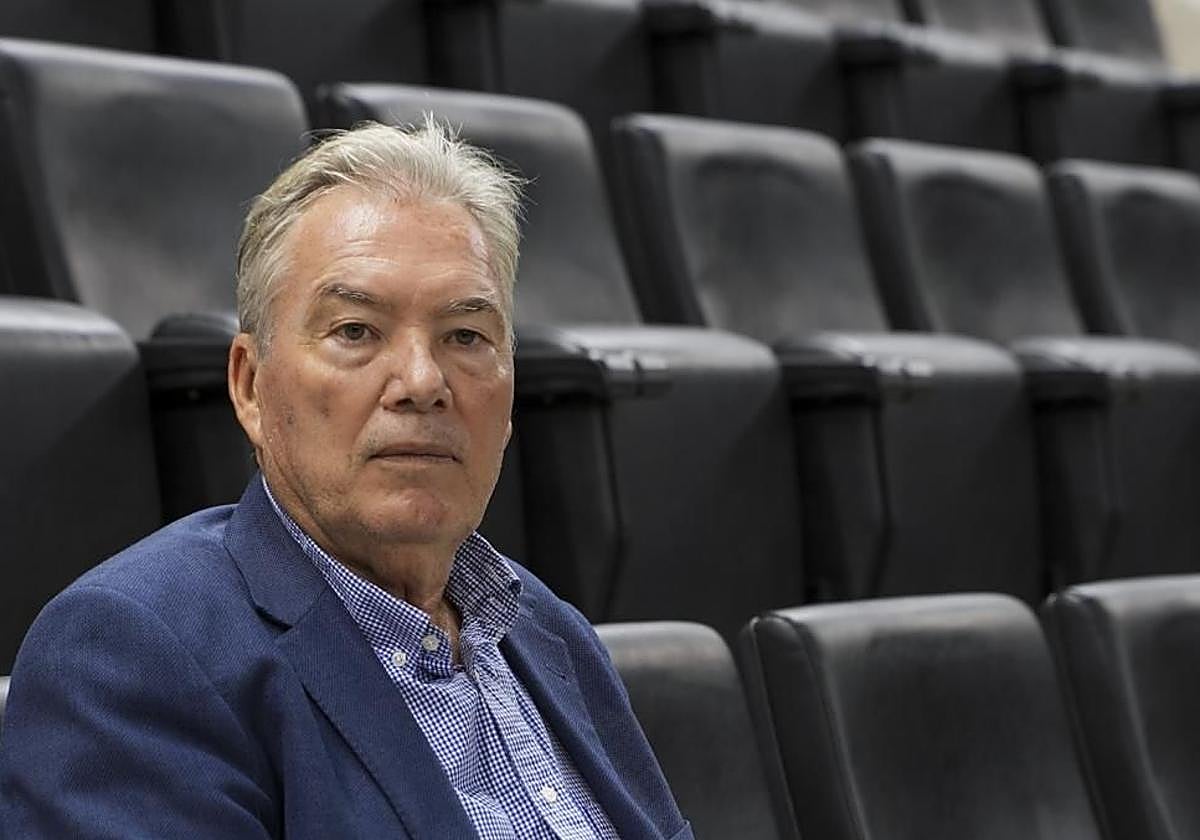 Juan Ruiz, presidente del CV Guaguas, en el palco de autoridades del Gran Canaria Arena.