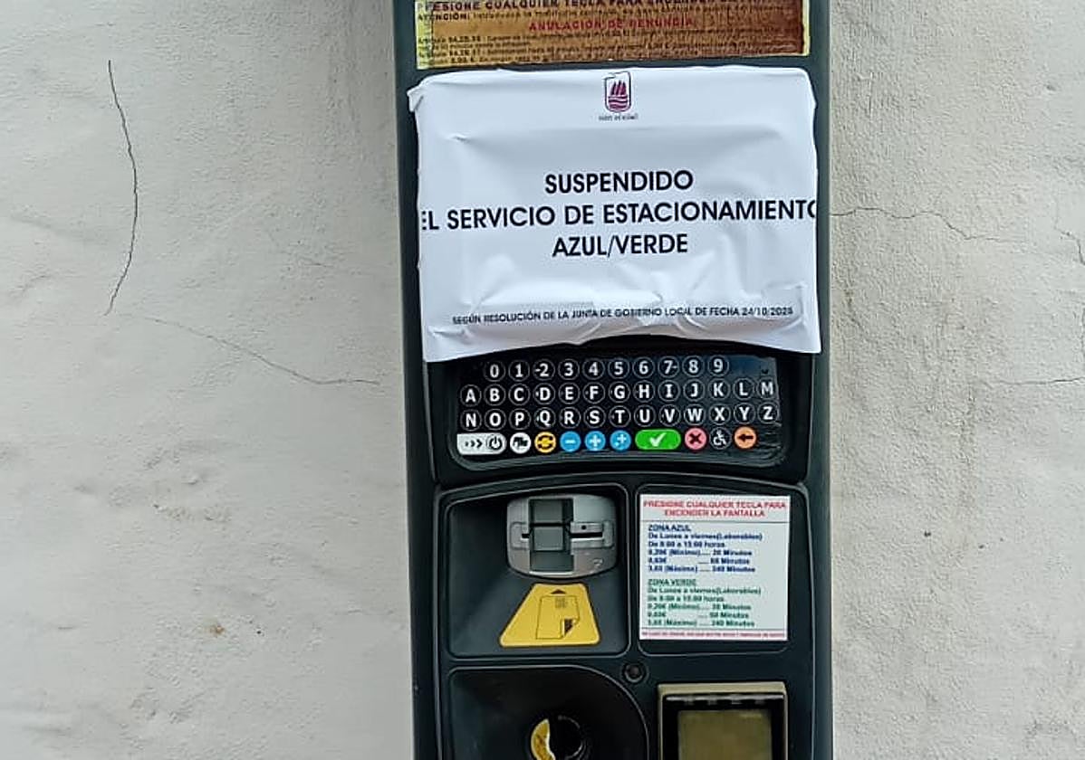 Aviso municipal colocado en todos los parquímetros de la llamada zona azul de la capital de Fuerteventura.