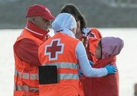 Imagen de archivo de una menor llegada en patera a Lanzarote con personal de Cruz Roja en el puerto.
