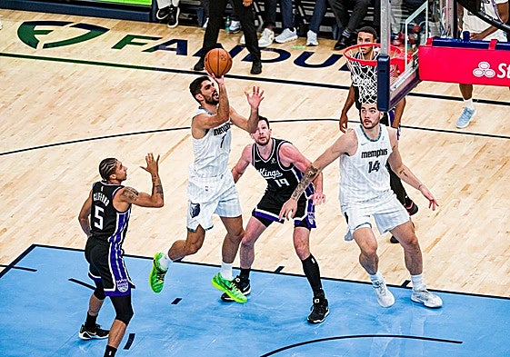 El jugador grancanario de los Memphis Grizzlies, Santi Aldama, lanza a canasta.