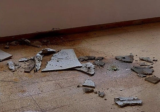 Restos de la caída de un falso techo en dependencias del CADI de San José de Las Longueras (Telde).