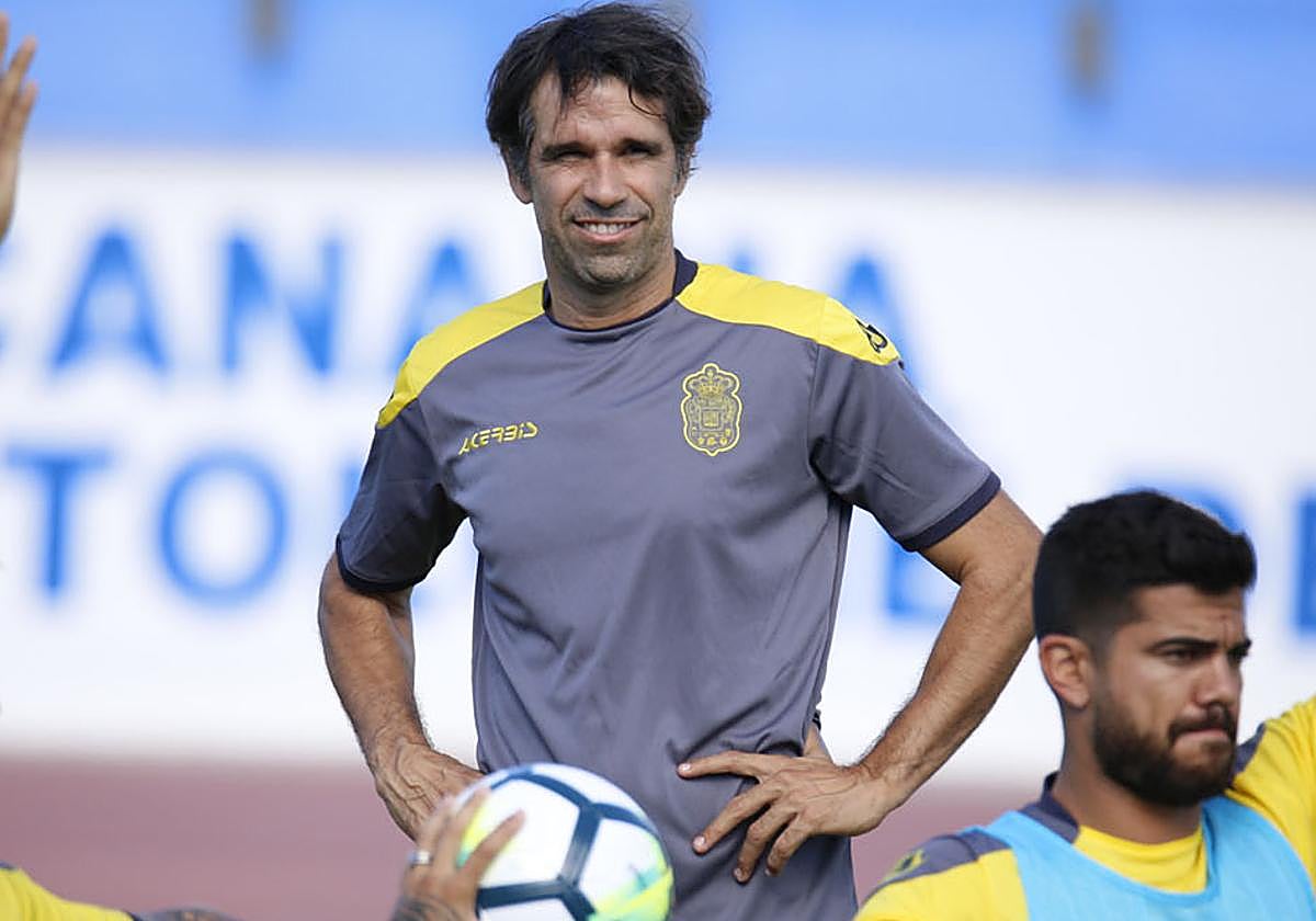 Valerón, en su etapa en el cuerpo técnico de la UD, cuando dirigía el equipo amarillo Manolo Márquez. A la derecha, Aythami Artiles.