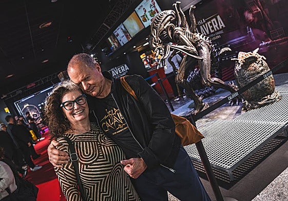 Jenette Goldstein y William Hope, en el festival Isla Calavera, con un Alien a sus espaldas.