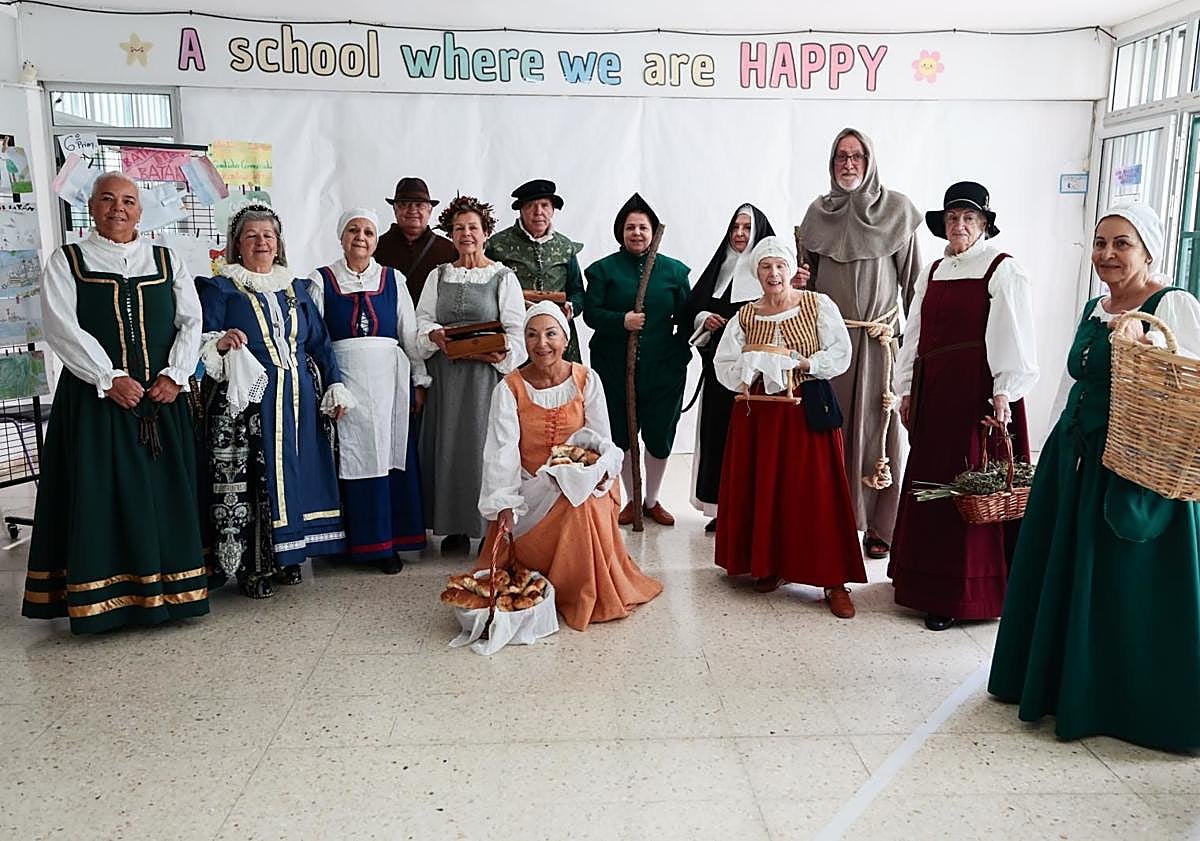 Imagen principal - Integrantes de la asociación y trabajos del alumnado.