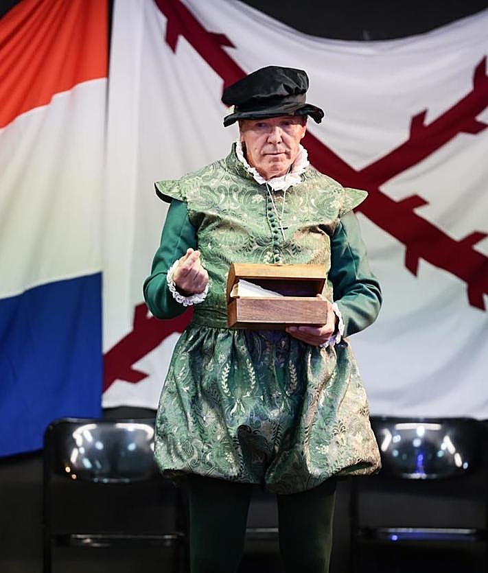 Imagen secundaria 2 - Integrantes de la asociación y trabajos del alumnado.