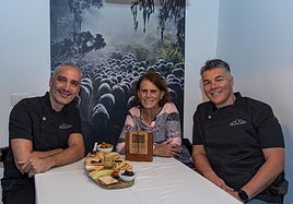 Marco Martel y Miguel Rabassó, junto a María del Carmen Pérez, presidenta de Asoquegran, en La Colonial de Fontanales.