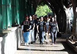 Parte del grupo de senderistas urbanos a su llegada al parque de Juan Pablo II en Siete Palmas.