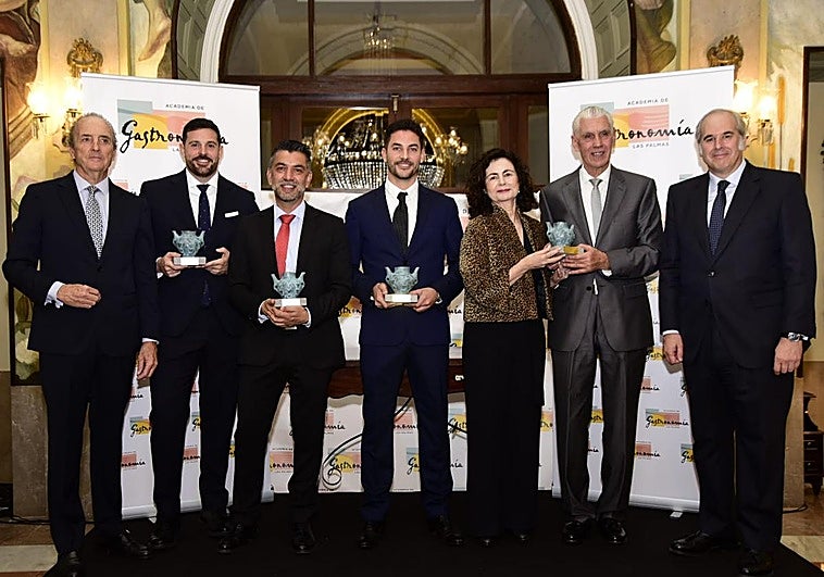 Foto de familia de los premiados en la gala de este viernes en el hotel Santa Catalina.
