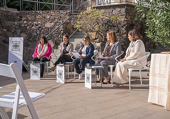 Catalina Sánchez, Minerva Alonso, Vanesa Martín, Isabel Hernández y Obdulia Artiles, durante la presentación en el parque Néstor Álamo.