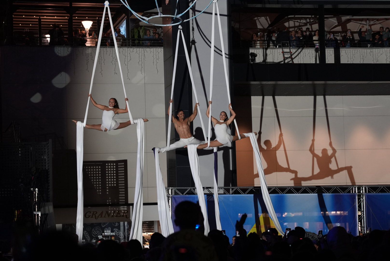 El encendido de las luces de navidad de Las Arenas, en imágenes