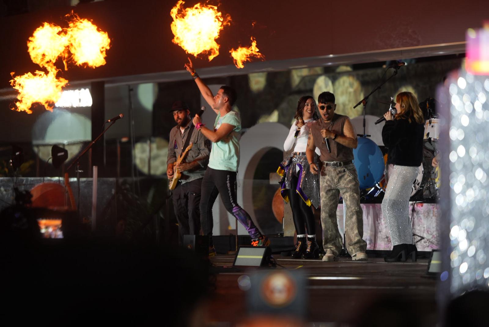 El encendido de las luces de navidad de Las Arenas, en imágenes