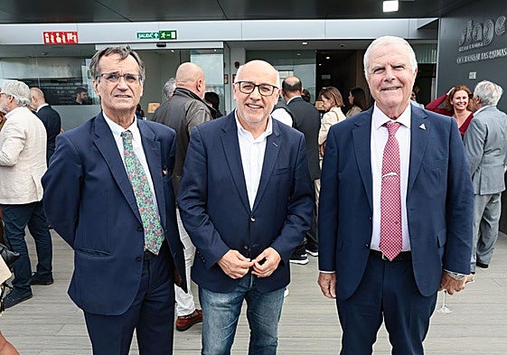 El presidente de Oneport, José Mayor, junto al del Cabildo, Antonio Morales, y el de los Transitarios (Ateia), Manuel Herrera.