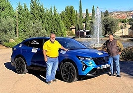 Juan Carlos de Felipe y Teo Vega, con su flamante coche para esta cita.