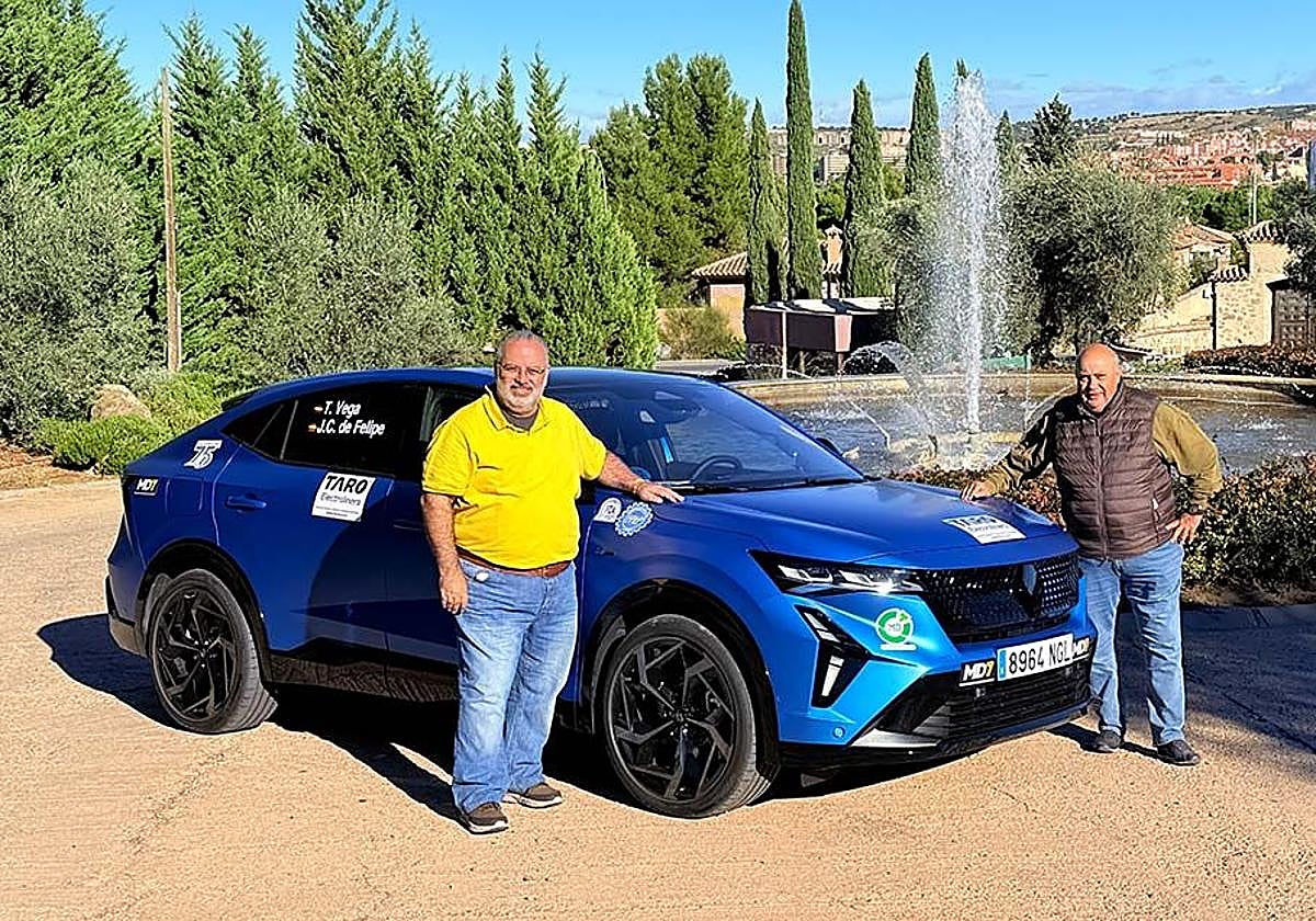 Juan Carlos de Felipe y Teo Vega, con su flamante coche para esta cita.