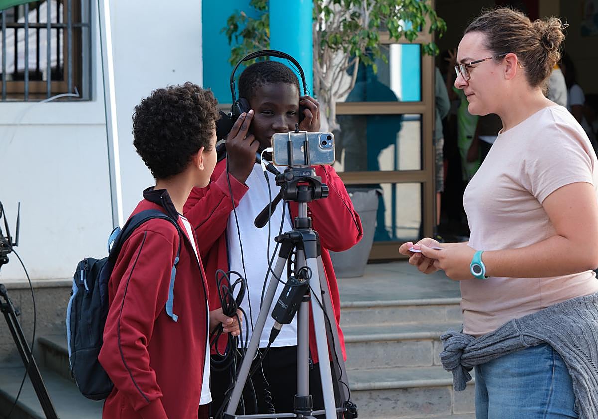 Imagen principal - Las radios escolares, en medio de su programación.