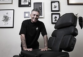 Renato Alegría posa en su estudio del 47 de la calle Italia, en el barrio de Alcaravaneras.