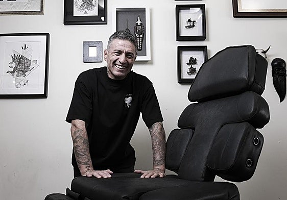 Renato Alegría posa en su estudio del 47 de la calle Italia, en el barrio de Alcaravaneras.