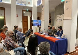 Un momento de la presentación, con Teodoro Sosa, Pedro Franco (autor del libro) y Carlos Delgado, en la mesa presidencial.