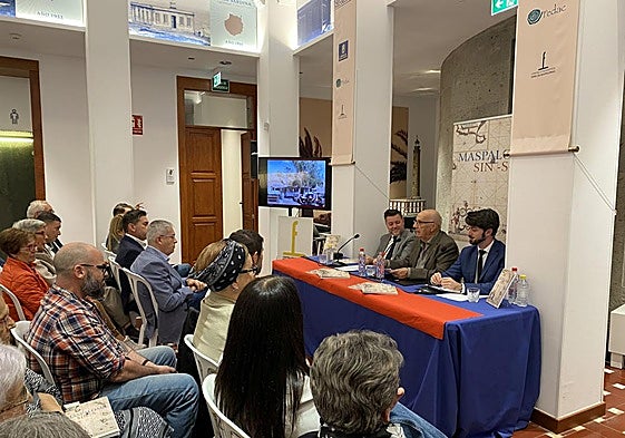Un momento de la presentación, con Teodoro Sosa, Pedro Franco (autor del libro) y Carlos Delgado, en la mesa presidencial.