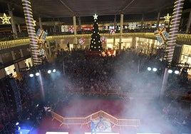 En la plaza central del centro comercial se dio la bienvenida a las fiestas de la ilusión en una cita conducida por Yanely Hernández
