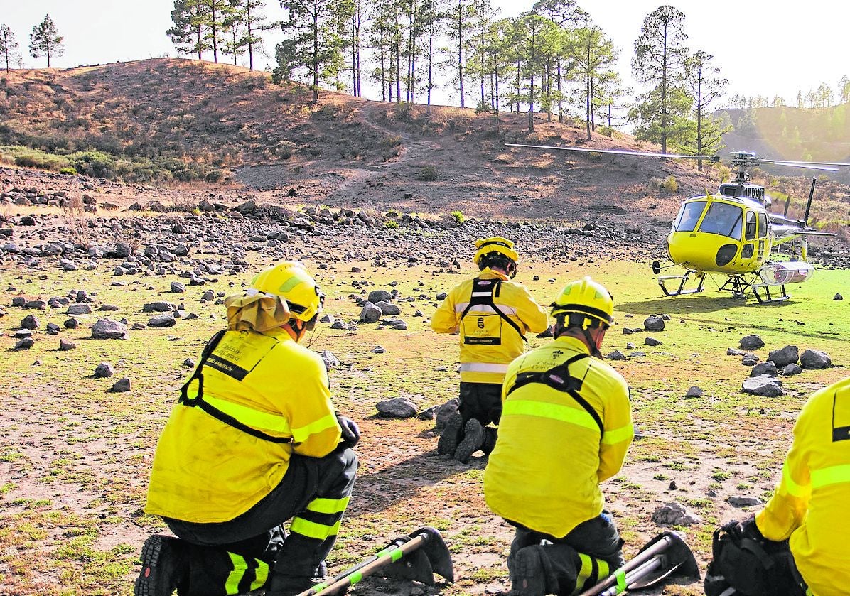 Una unidad helitransportada de Medio Ambiente antes de subirse a un helicóptero del Cabildo.