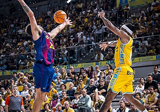 Brussino intenta progresar ante Abrines.