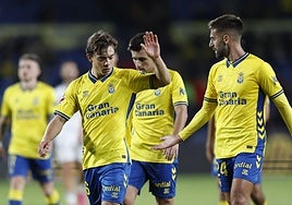Gesto de camaradería de Amatucci y Pejiño en el último partido de la UD, saldado con triunfo frente al Albacete.