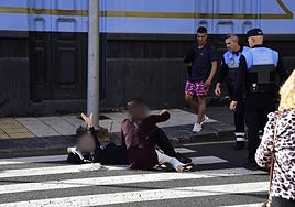 Imagen de las personas heridas tras el atropello siendo atendidas por la Policía Local.