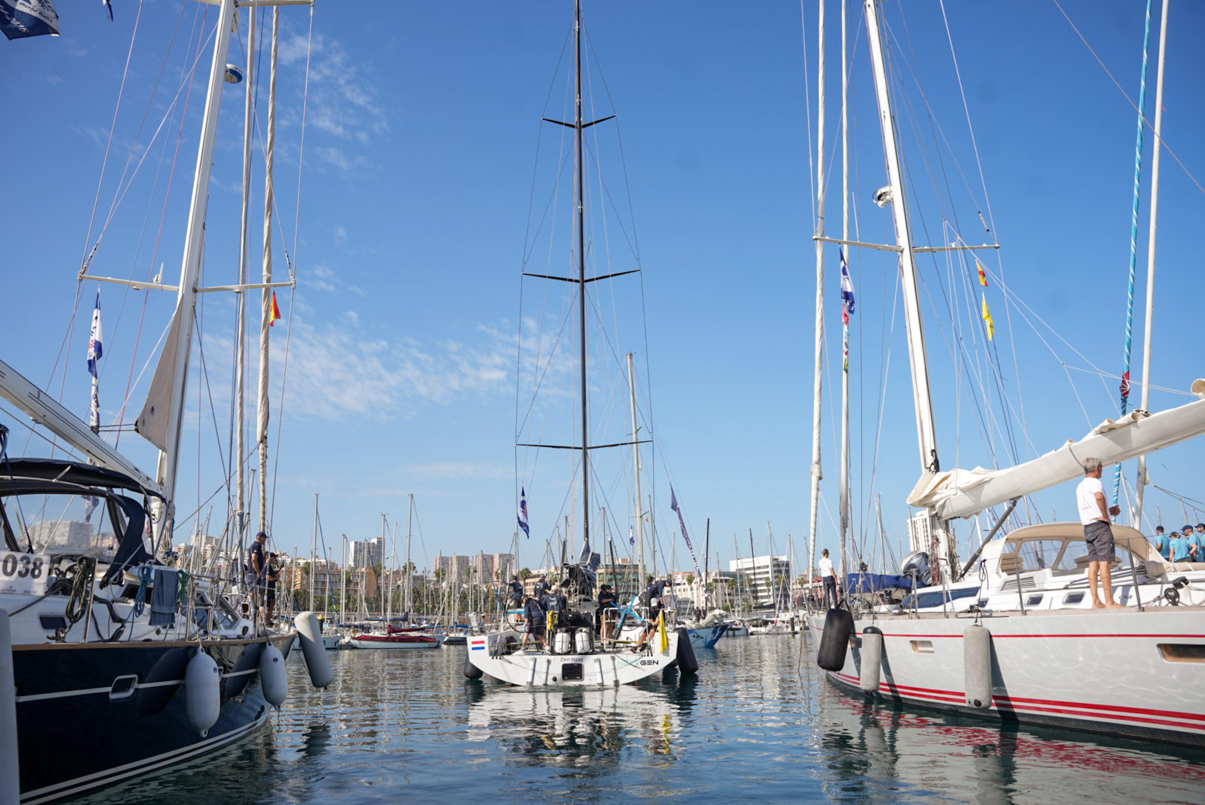 Despedida multitudinaria en la 40ª ARC: navegantes de 33 nacionalidades parten desde el Muelle Deportivo