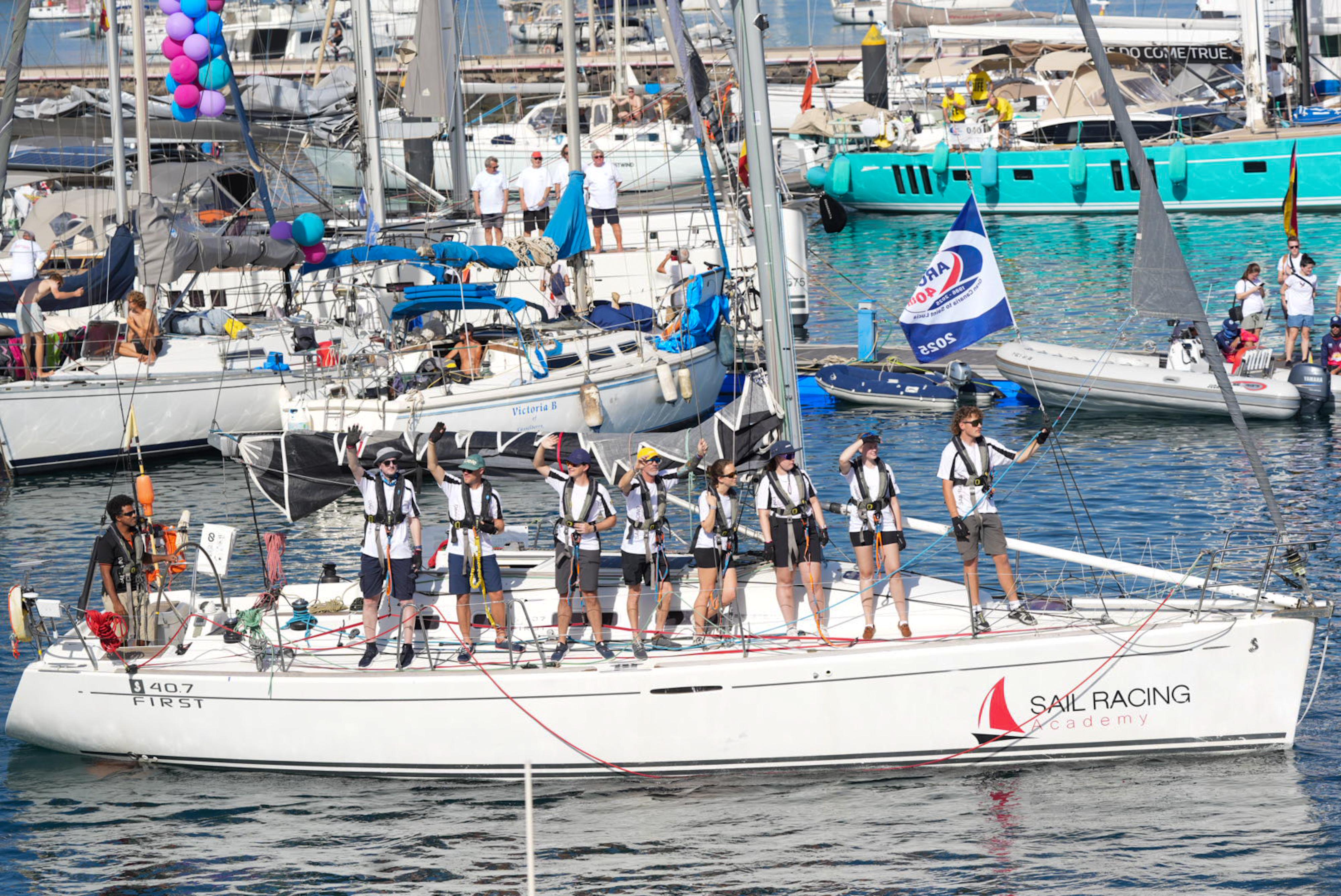 Despedida multitudinaria en la 40ª ARC: navegantes de 33 nacionalidades parten desde el Muelle Deportivo