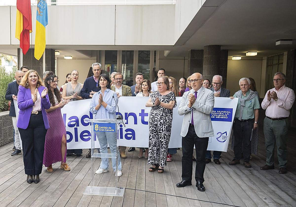 Aplausos tras la lectura del manifiesto contra la violencia de género.