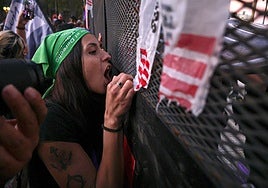Mujeres participan en una manifestación en el marco del Día Internacional de la Mujer este sábado, en Buenos Aires (Argentina).