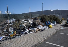 Basura acumulada en la urbanización de la parte alta de Las Palmas de Gran Canaria.