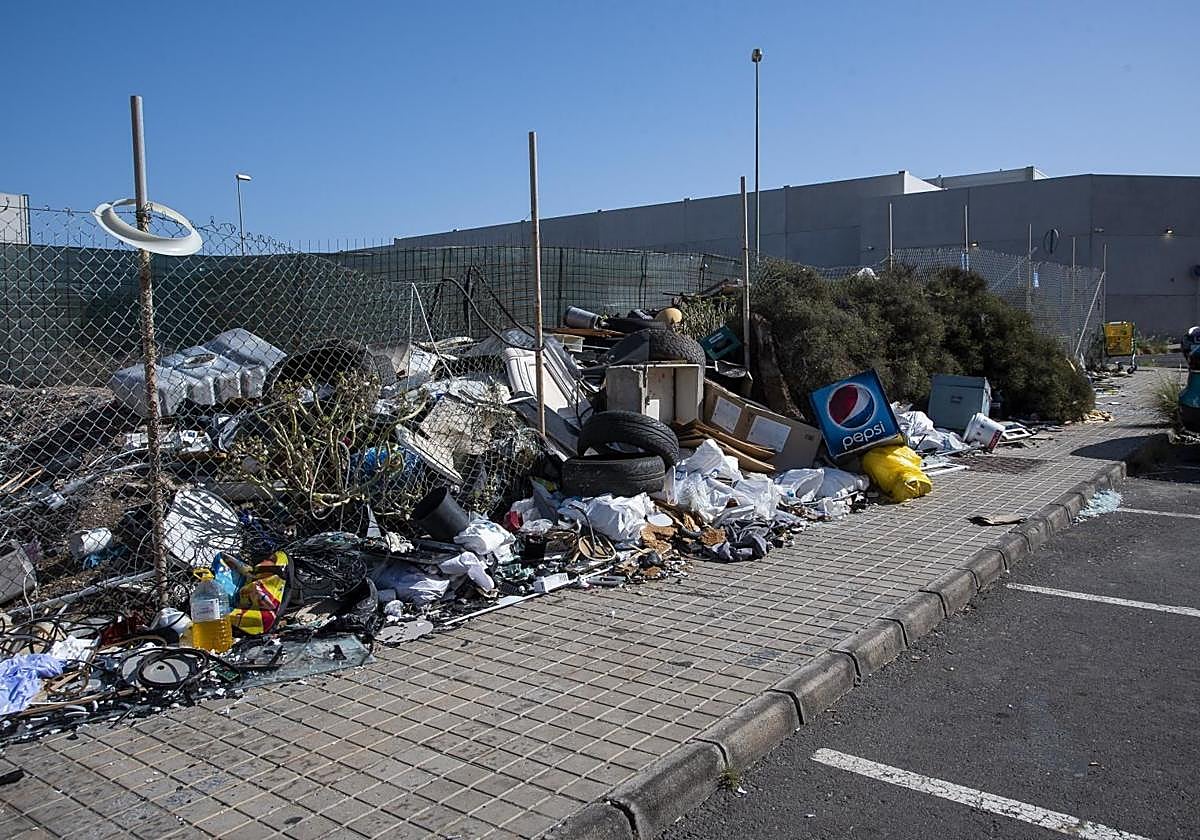 Basura acumulada en la urbanización de la parte alta de Las Palmas de Gran Canaria.