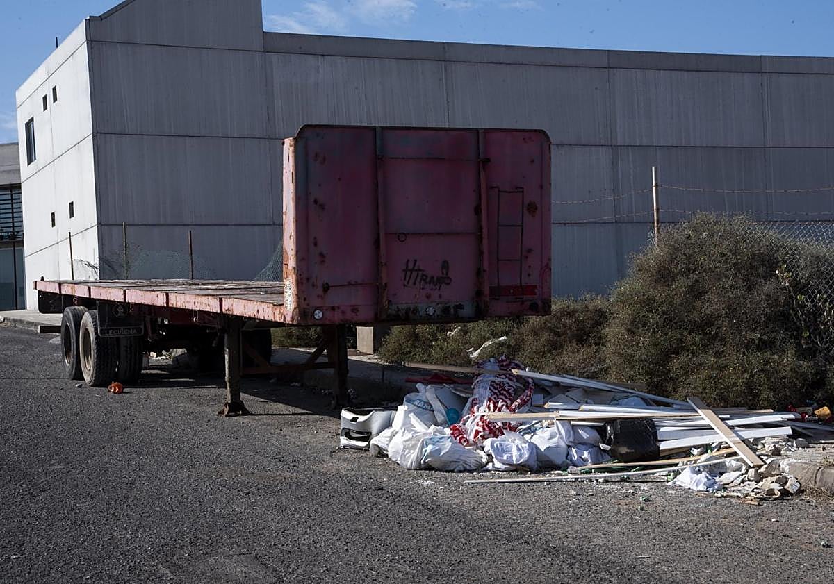 Imagen principal - Aspecto que presentaba la urbanización este domingo.
