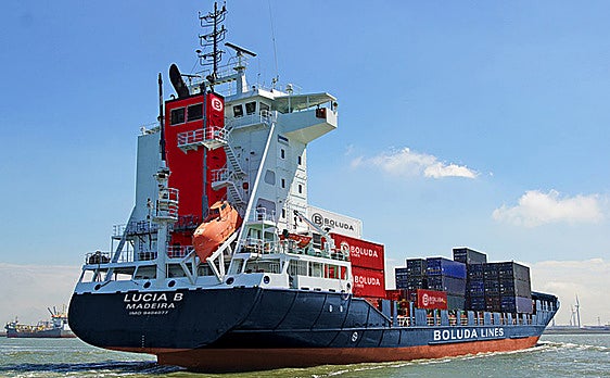 La carga de alimentos a Canarias llega en su práctica totalidad en buques de bandera extranjera
