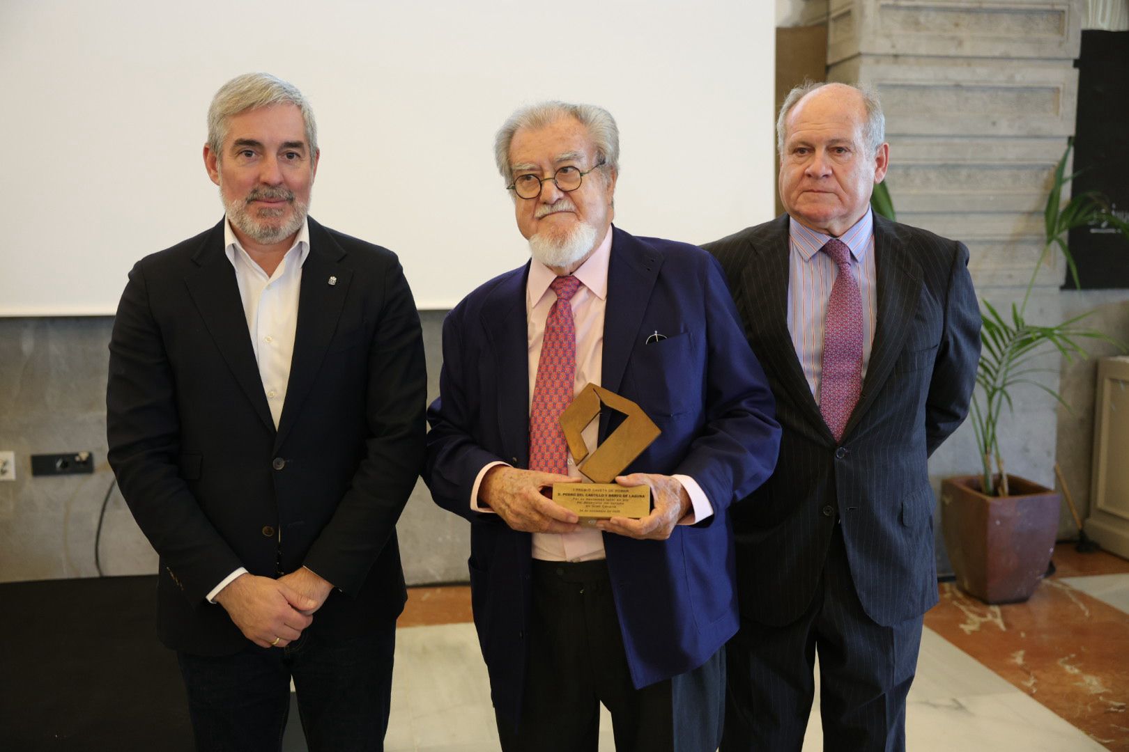 Imágenes de la entrega del I Premio Gaveta de Honor a Pedro del Castillo