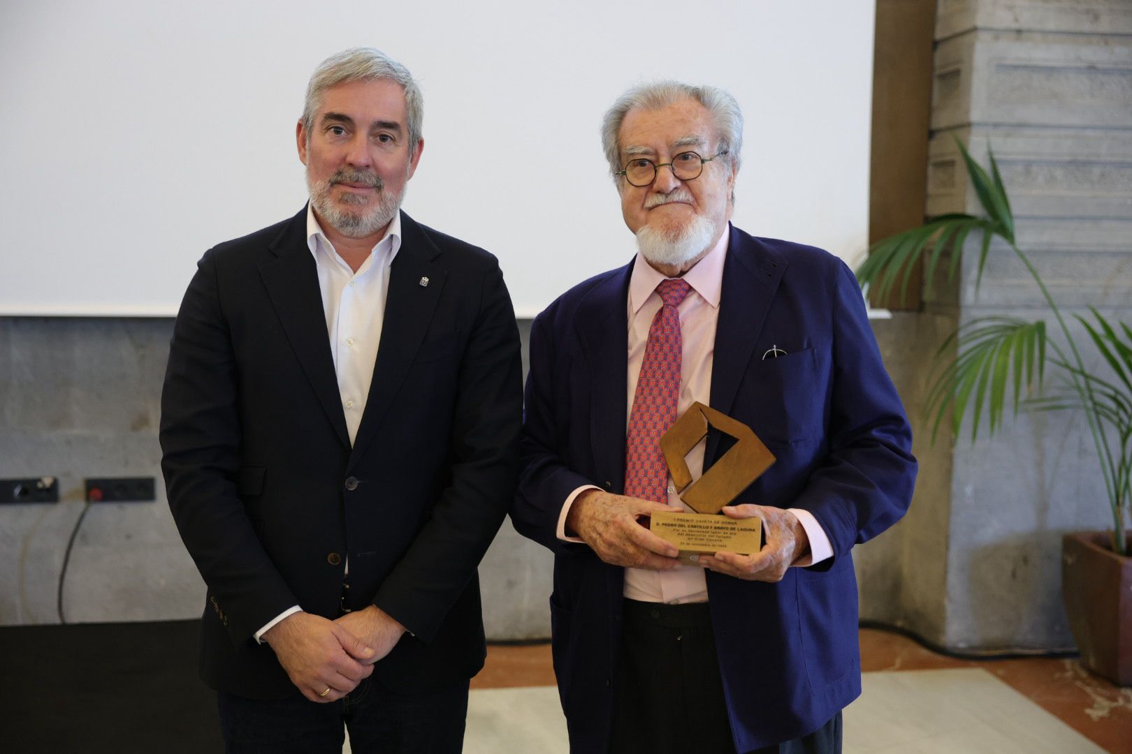 Imágenes de la entrega del I Premio Gaveta de Honor a Pedro del Castillo