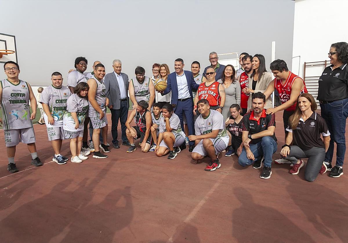 Autoridades con usuarios del nuevo espacio.