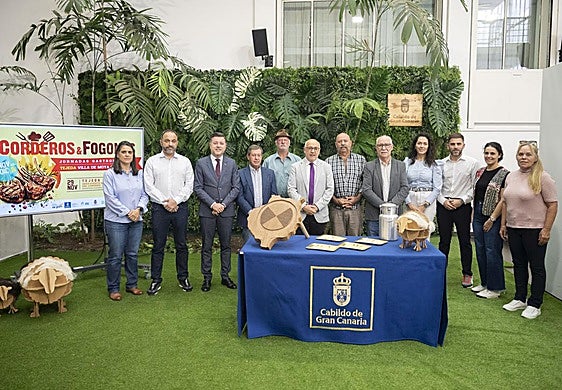 Foto de familia tras la presentación de las jornadas gastronómicas.