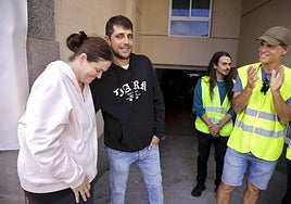 Raquel y Moisés el día que se paralizó el desahucio por la alerta meteorológica.