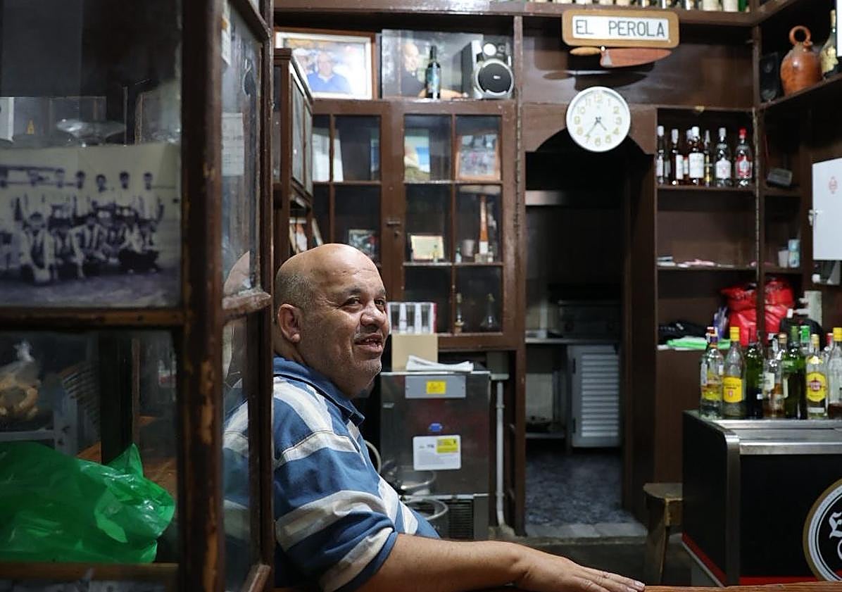 Imagen principal - Agaete se despide del bar El Perola: «Las piernas ya no me dan»