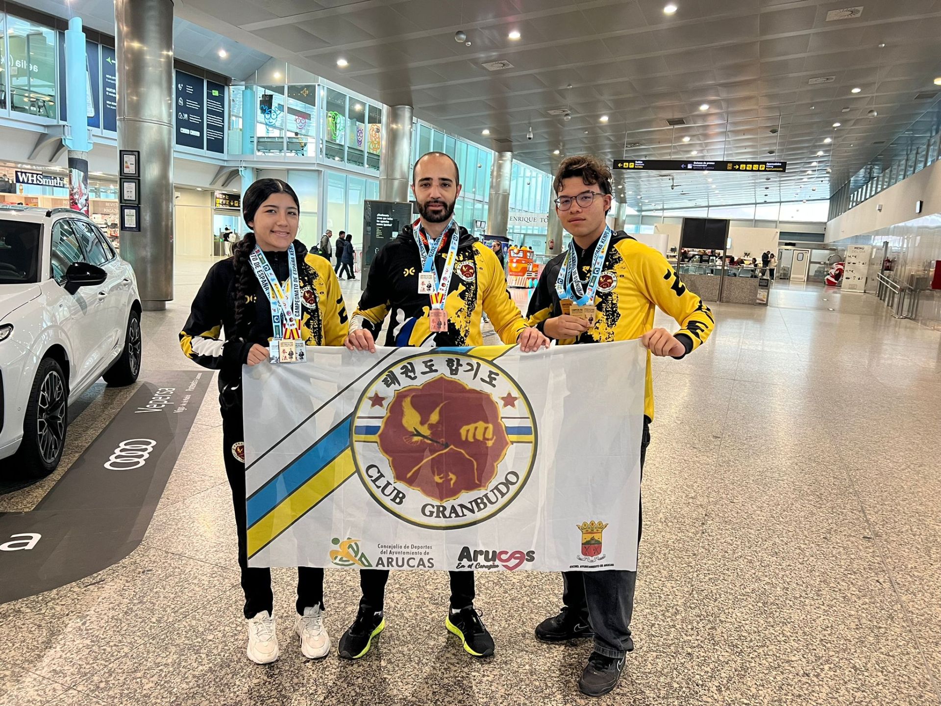 Los integrantes del GranBudo, con sus medallas.