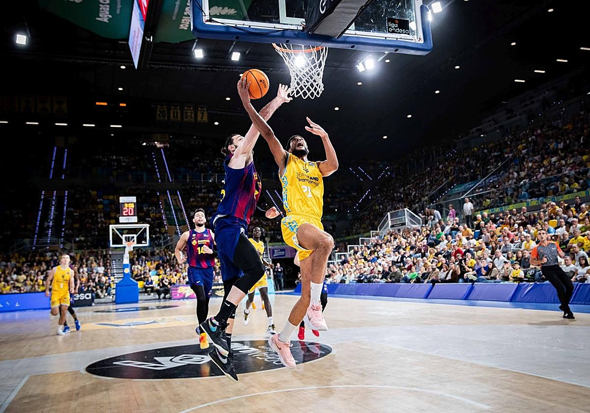 El ala-pívot francés Louis Labeyrie intenta anotar en el encuentro entre el Dreamland Gran Canaria y el Barça en el Gran Canaria Arena.