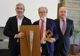De izquierda a derecha: el presidente de Canarias, Fernando Clavijo, el galardonado, Pedro del Castillo y Bravo de Laguna, y su hijo, Pedro Agustín del Castillo.
