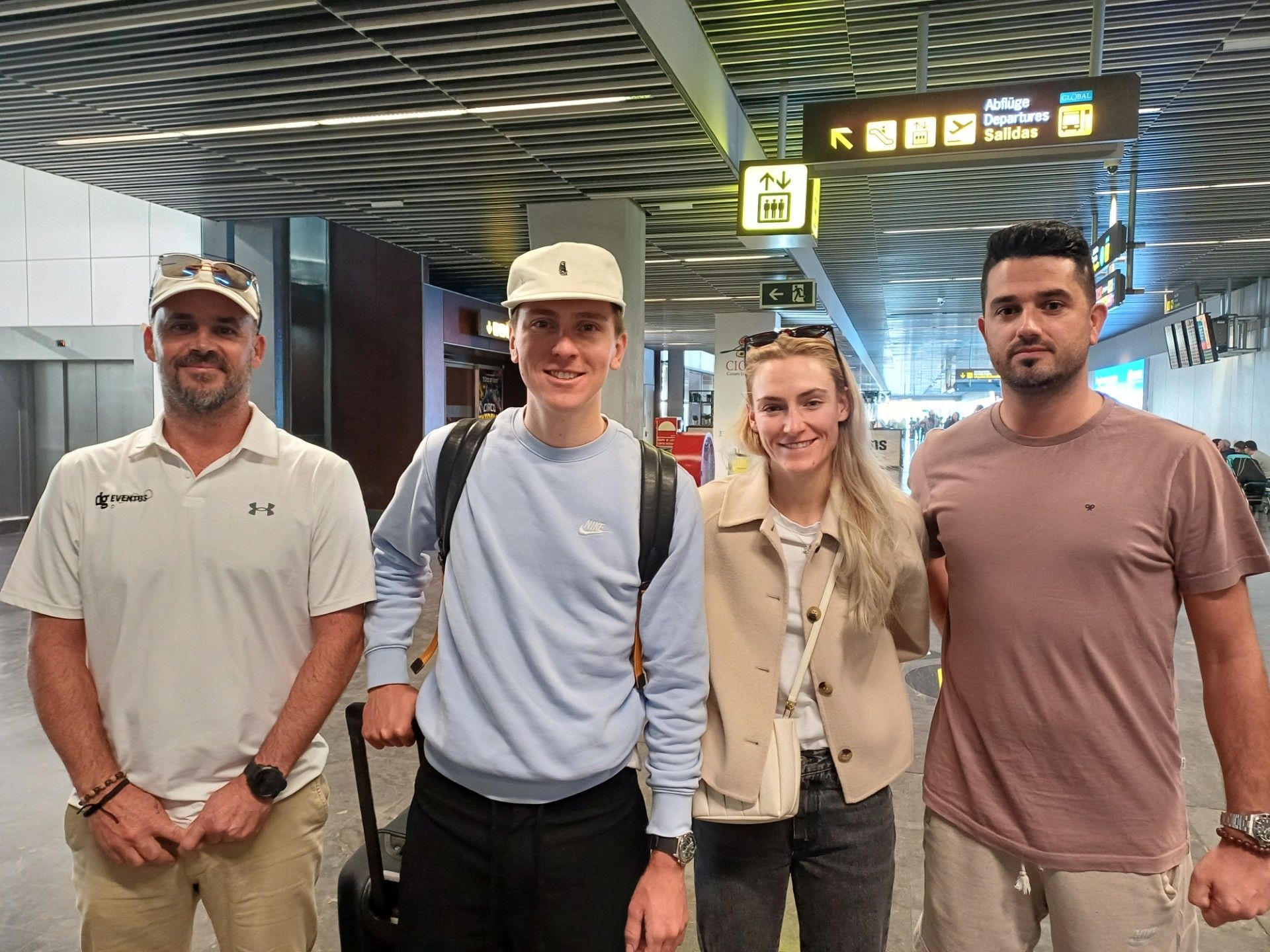 Daniel González, gerente de DG Eventos; Tadej Pogačar; Urška Žigart; y Beñat Intxausti, Manager Riders in A&J All Sports Agency.