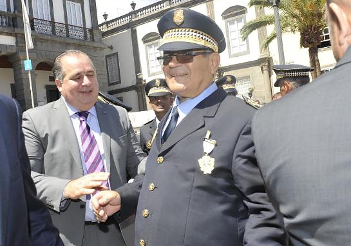 Imagen de archivo de Zenón Sánchez, uniformado y condecorado en un acto.